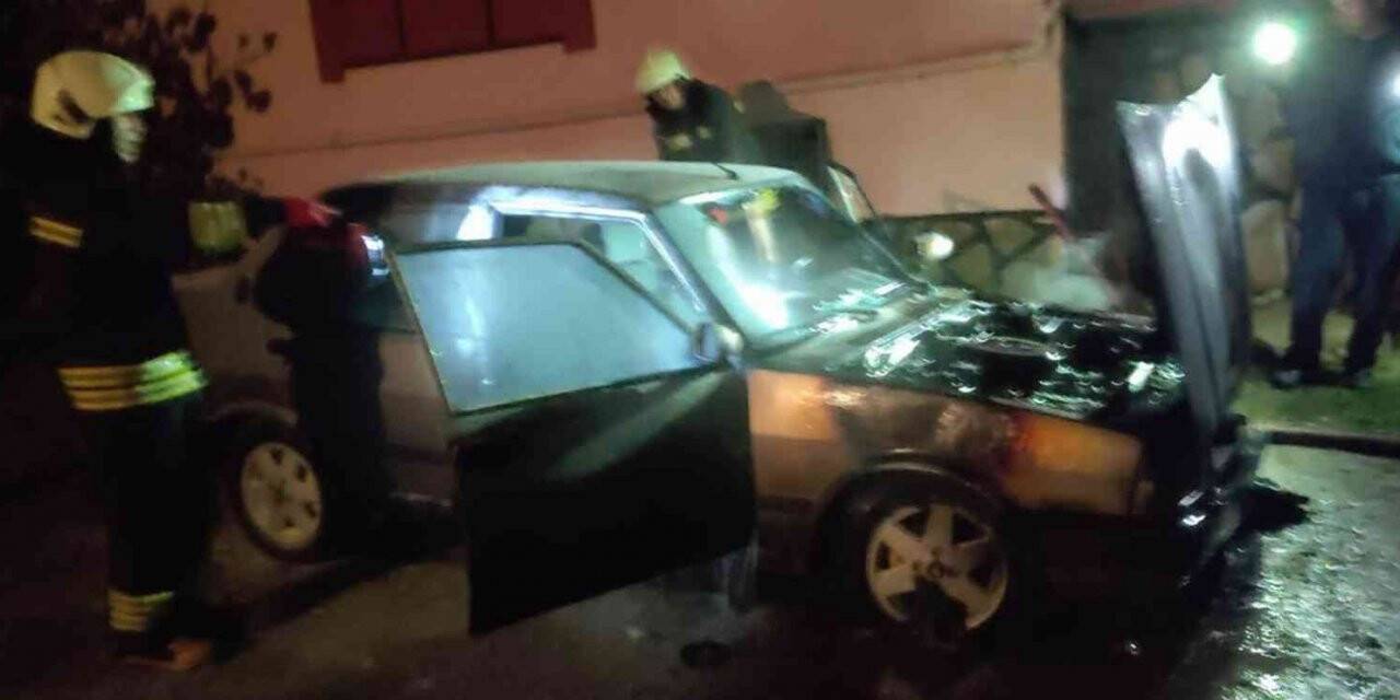 Konya’da park halindeki otomobil yandı