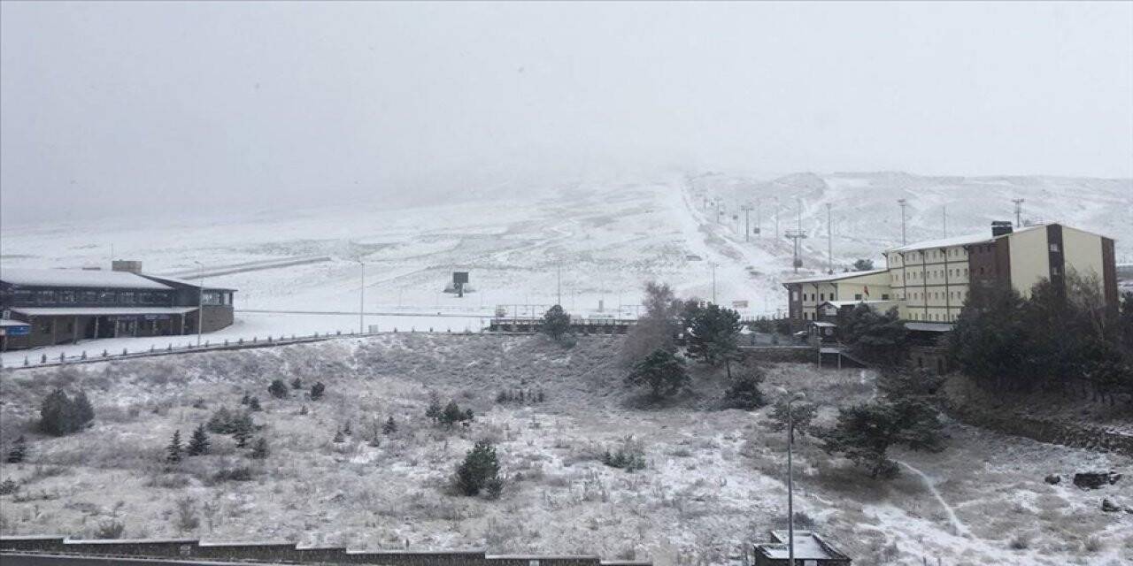 Erciyes Kayak Merkezi'ne kar yağdı