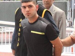 Okulu ve müdürün aracını kundakladı
