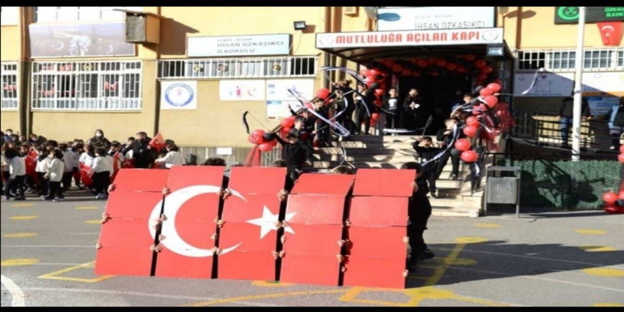 Minikler Atatürk'ü andı