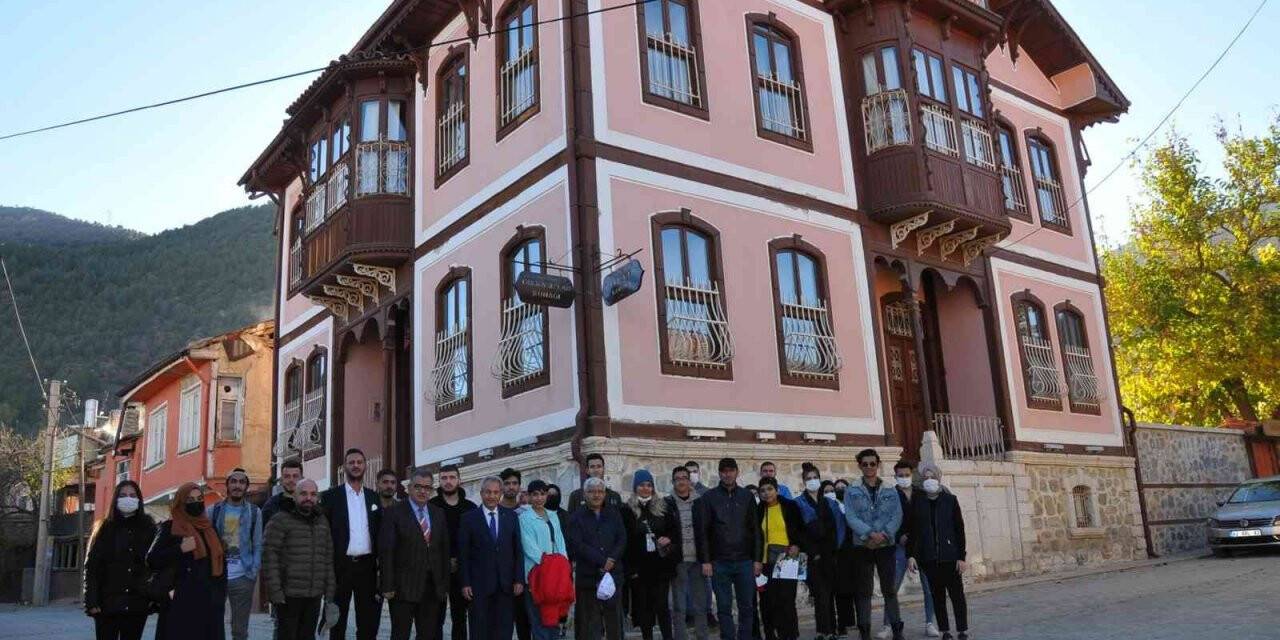 Başkan Akkaya üniversiteli gençlerle buluştu