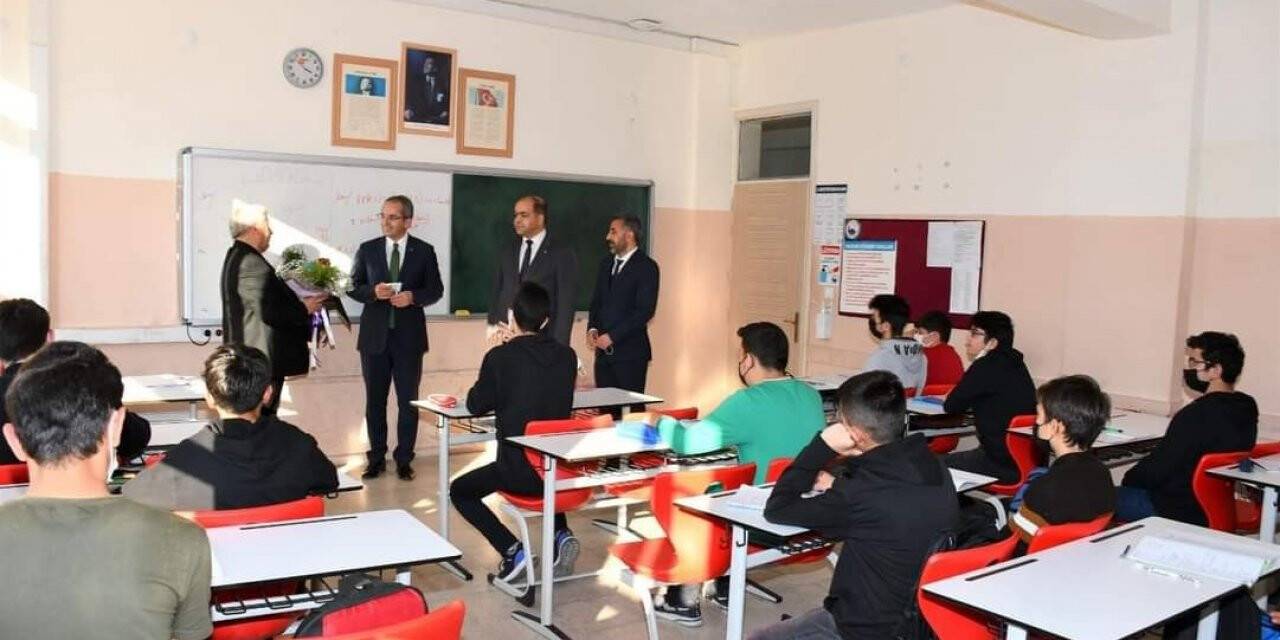 Emekli olan öğretmene son dersinde kaymakamdan sürpriz