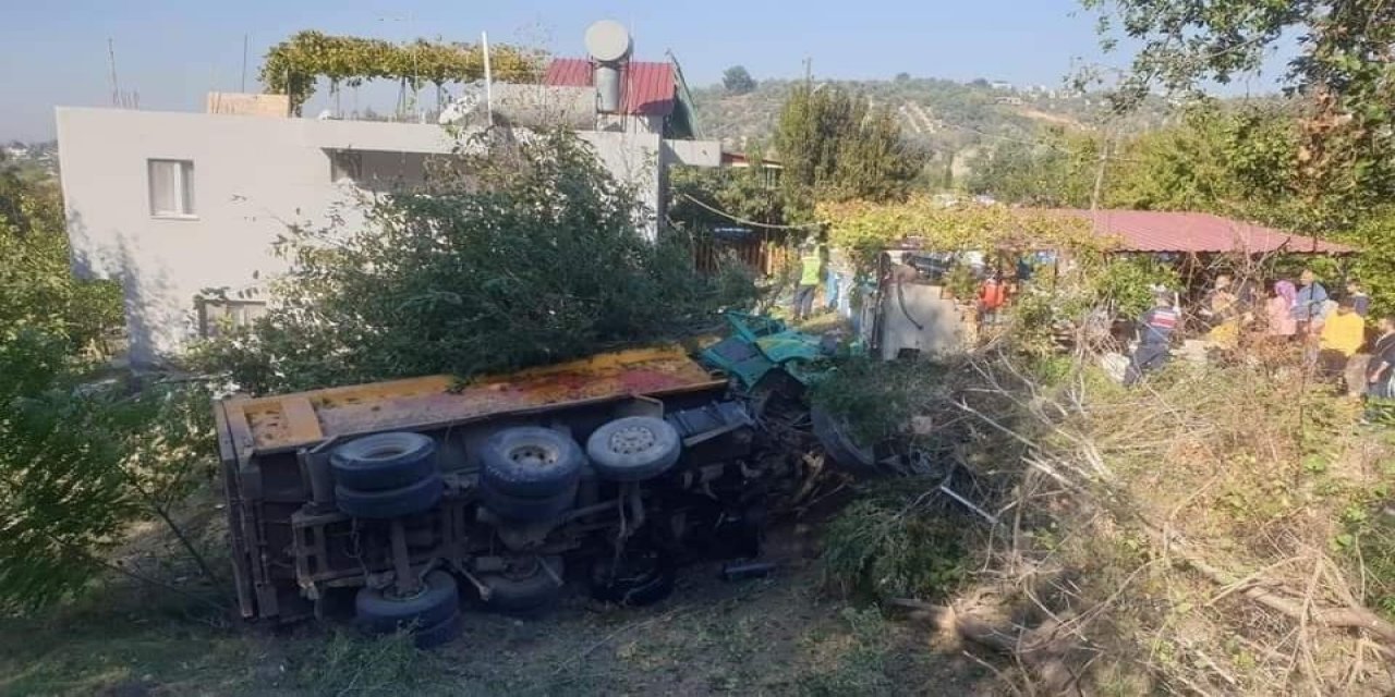 Uçuruma yuvarlanan kamyonun şoförü hayatını kaybetti