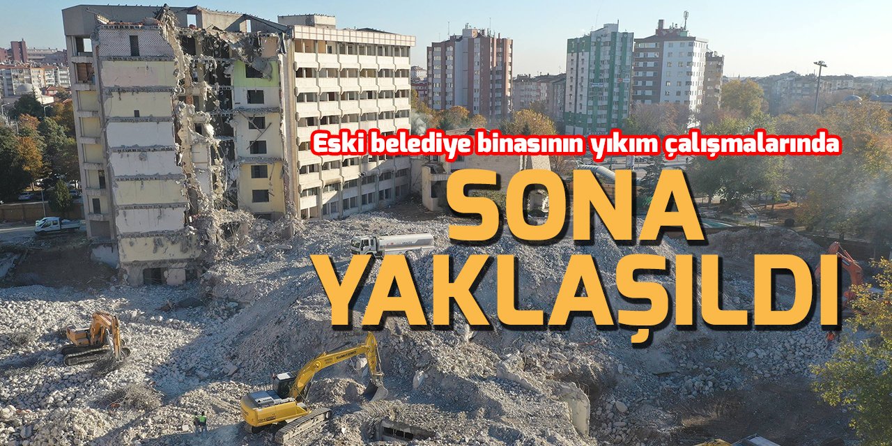 Konya’da depreme dayanıklı olmayan eski belediye binasında yıkım çalışmaları sürüyor