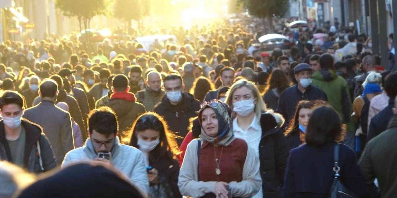 İstiklal Caddesi’nde korona virüs unutuldu