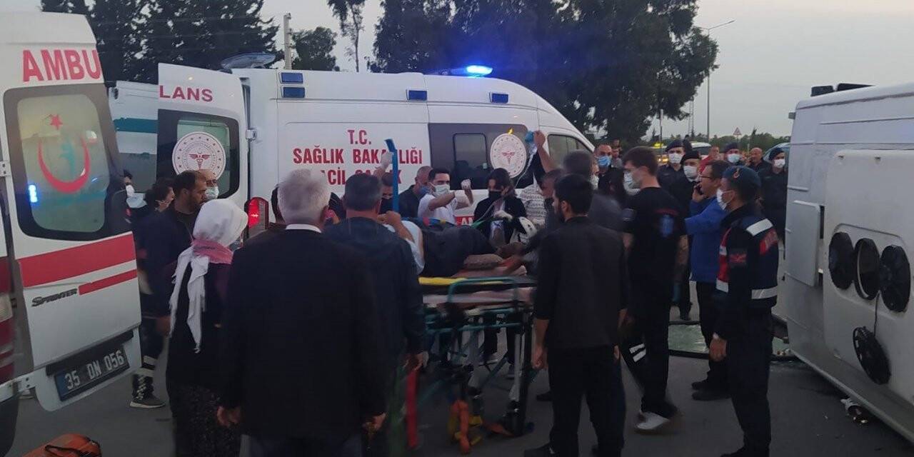 İzmir’de işçileri taşıyan iki midibüs çarpıştı: 5’i ağır 45 yaralı
