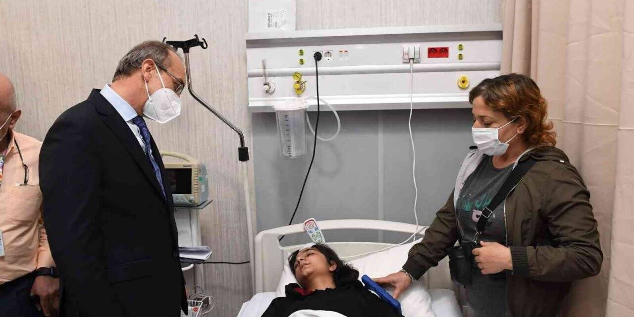 Vali Yavuz, feci kazada yaralanan öğrencileri hastanede ziyaret etti