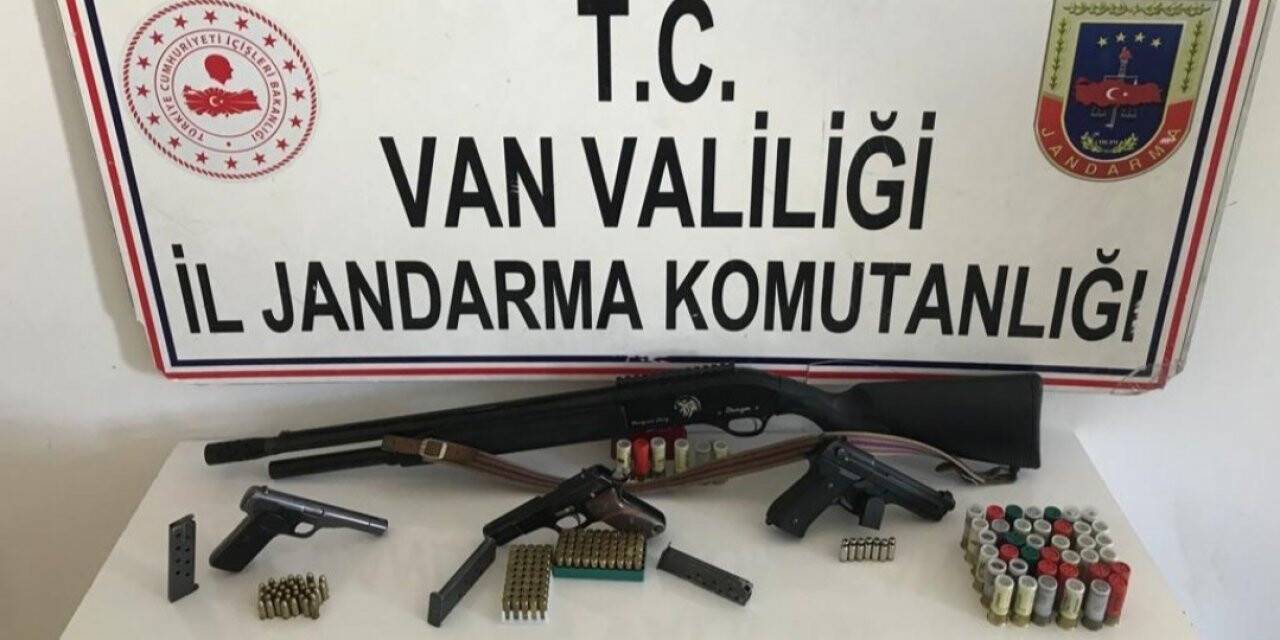 Van’da 3 ayrı evde yapılan aramada 2 adet ruhsatsız tabanca, 1 adet kurusıkı, 1 adet ruhsat süresi geçmiş av tüfeği ile çok sayıda fişek ele geçirildi