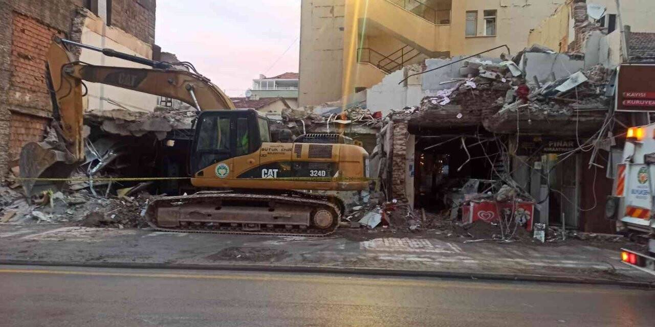 Çöken binadaki hasar gün ağarınca ortaya çıktı