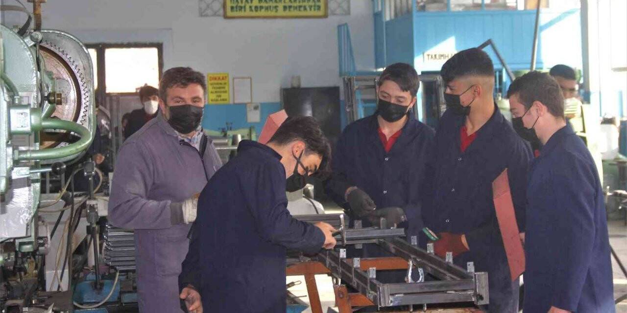 Erzincan’da fabrika gibi meslek lisesi