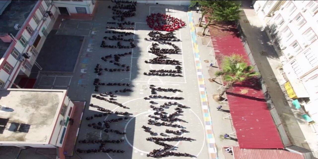 Adana’da ilkokul öğrencilerinden Atatürk koreografisi