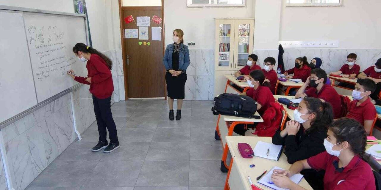 Mukaddes öğretmen, projesiyle matematik dersini sevdirdi