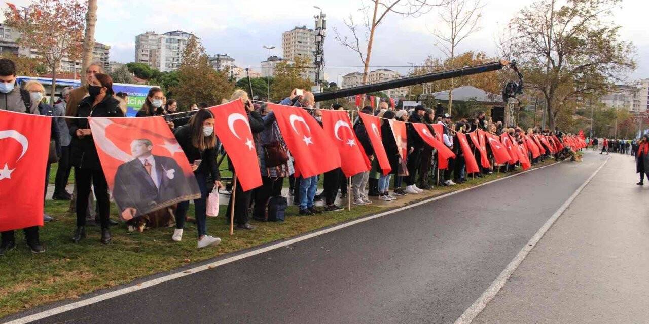 Kadıköy’de sosyal mesafeli "Ata’ya Saygı Zinciri" oluşturuldu