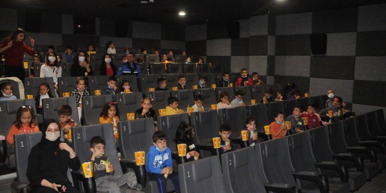 Minik öğrenciler sinemayla tanıştı