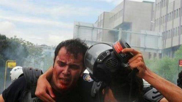 Öldüresiye Dövdükleri Polisi Linç Etmek İstediler VİDEO