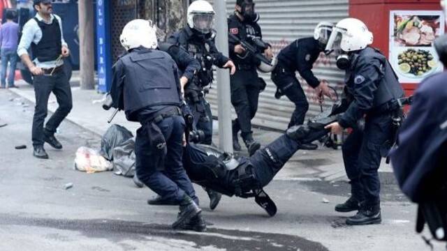 Yaralı polisi böyle taşıdılar VİDEO
