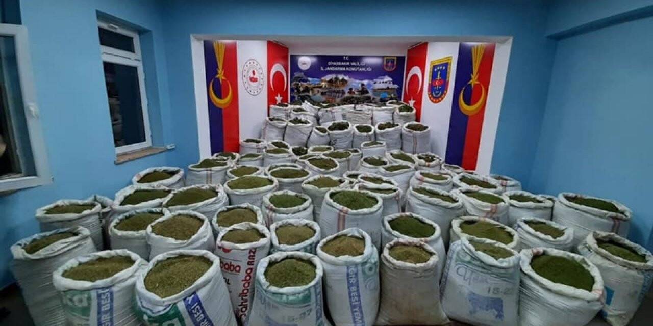 Diyarbakır’da jandarma 1 ton 867 kilogram toz esrar ele geçirdi