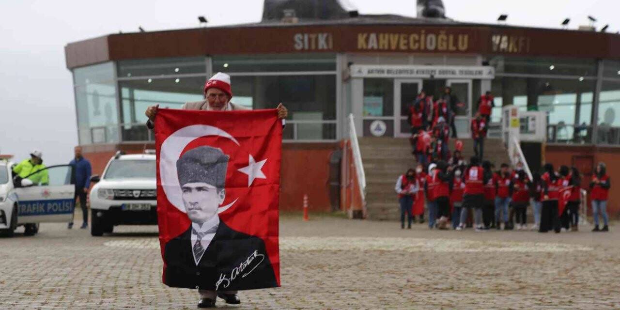 Arkadaşlarının her 10 Kasım’da yaptığını bu kez onlar yaptı