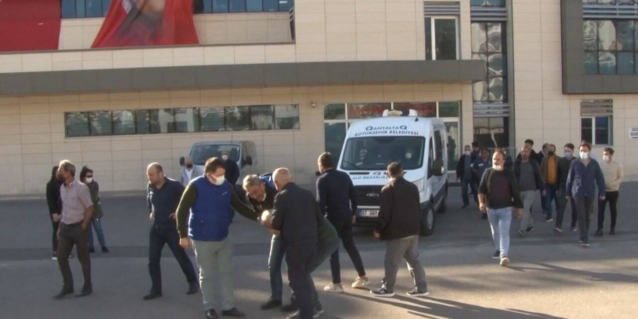 Halk otobüsünün altında kalarak feci şekilde hayatını kaybeden küçük Eren’in cenazesi ailesine teslim edildi