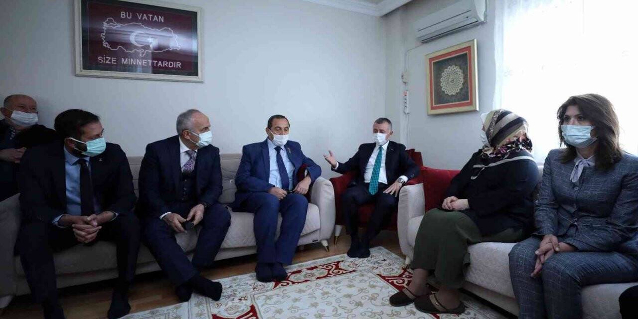 Başkan Büyükakın, şehit Arlı’nın ailesini ziyaret etti