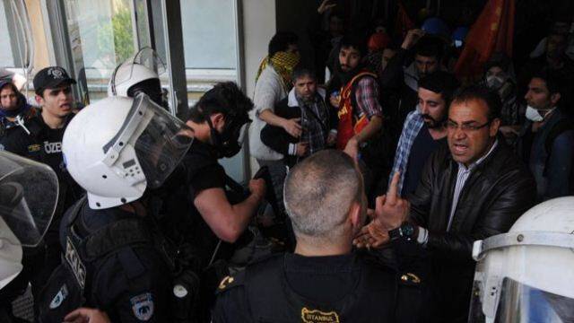 Acil Serviste Polis-Gösterici Savaşı VİDEO