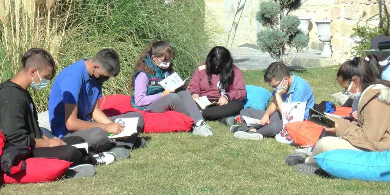 Peribacaları arasında kitap okudular