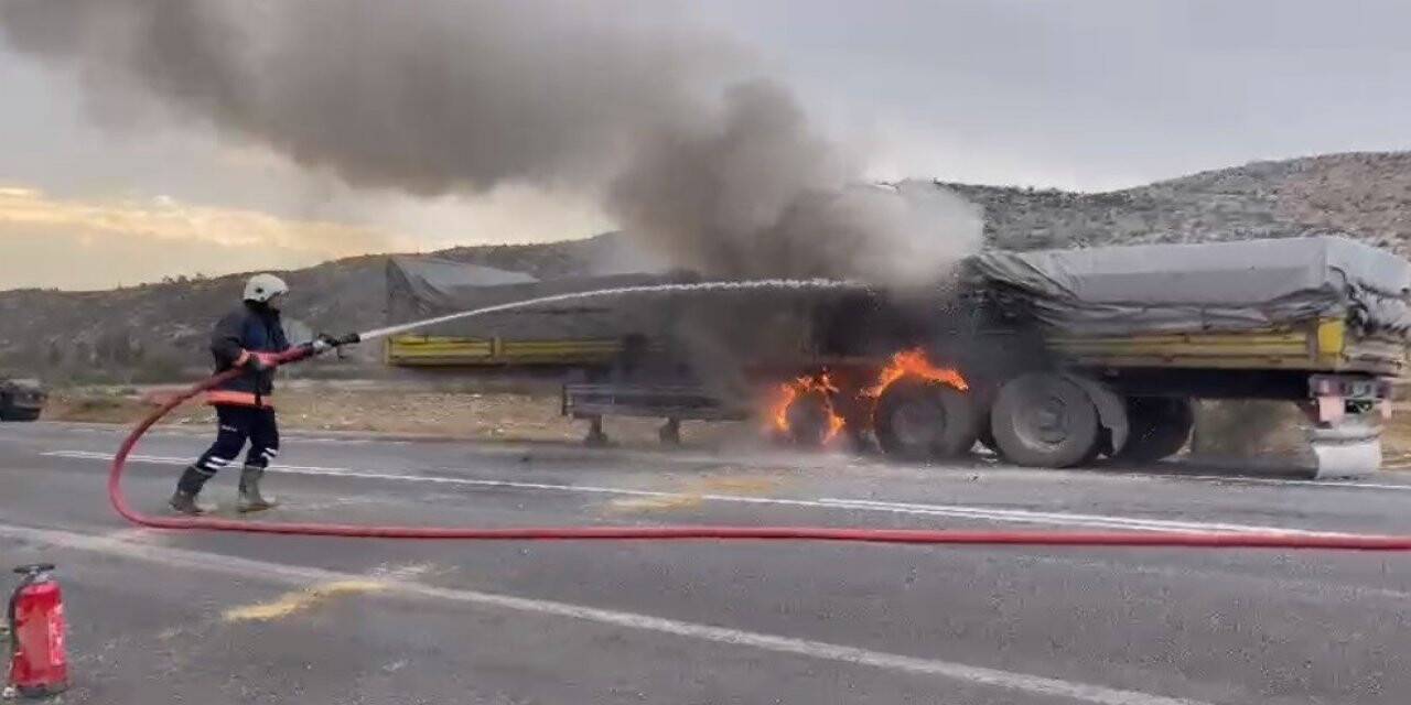 Seyir halindeki tırın dorsesi yandı