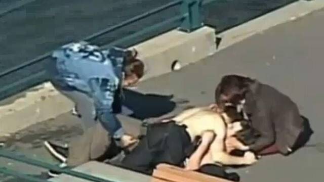 Polis soyunup, donmak üzere olan vatandaşa sarıldı VİDEO