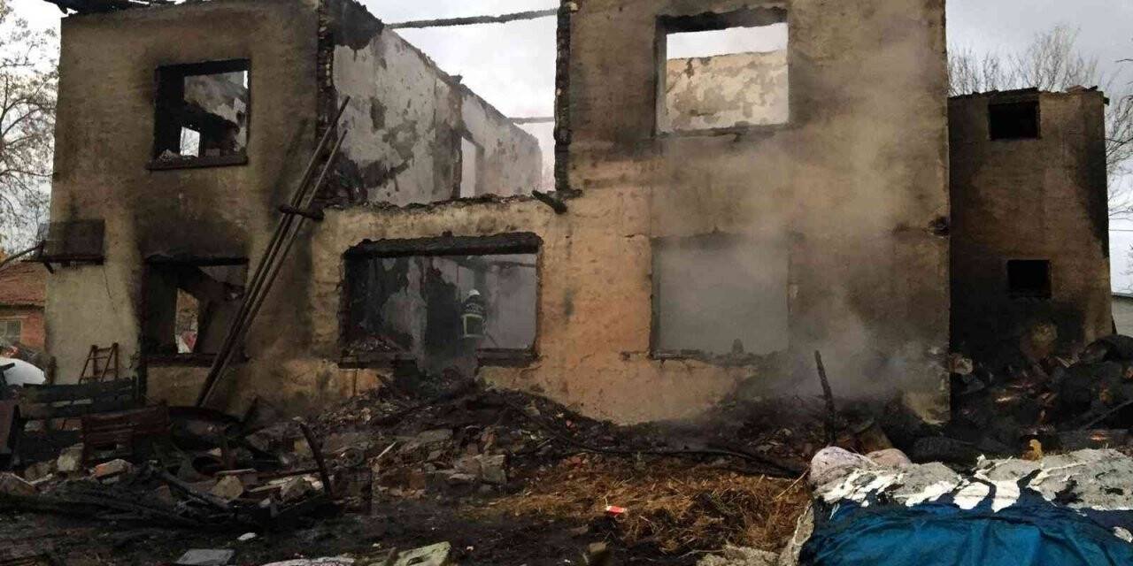 Burdur’da çıkan yangında iki katlı ev kullanılamaz hale geldi