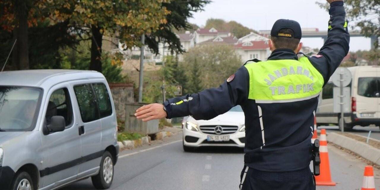 Ülke genelindeki “Türkiye Güven Huzur” uygulamasında aranan bin 111 kişi yakalandı