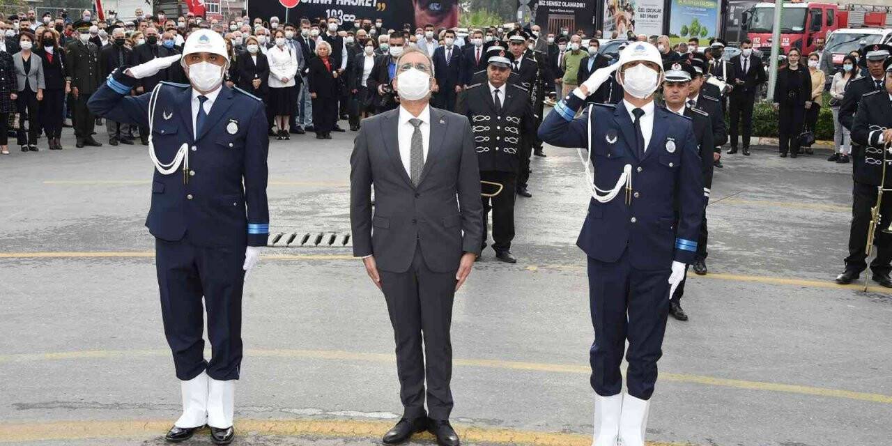 Tarsus Belediyesi, belediyeye gelen vatandaşlara Nutuk kitabı dağıttı
