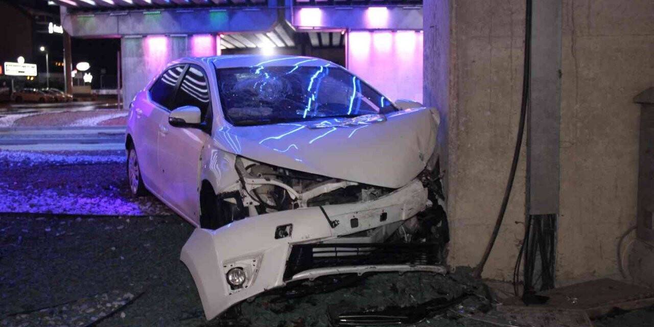 Alkollü sürücü, otomobille köprülü kavşağın ayağına çarptı: 3 yaralı