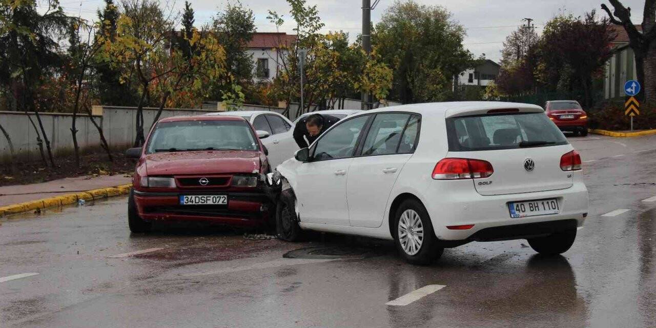 İki otomobil kafa kafaya çarpıştı: 1 yaralı