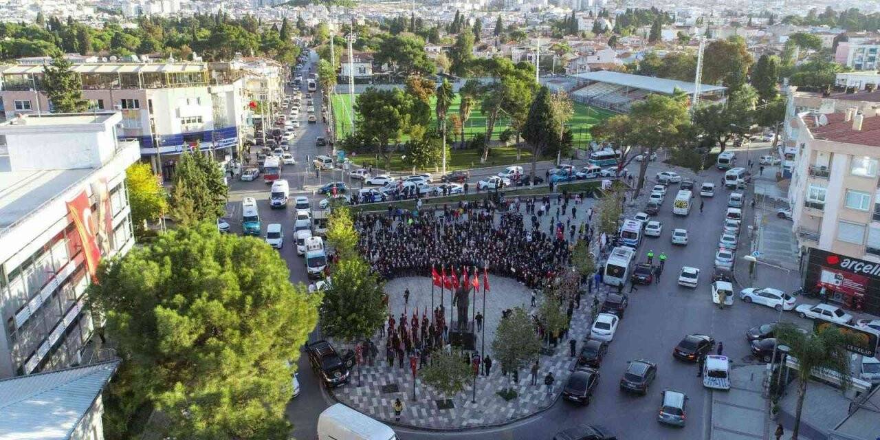 İzmir Ata’sını andı