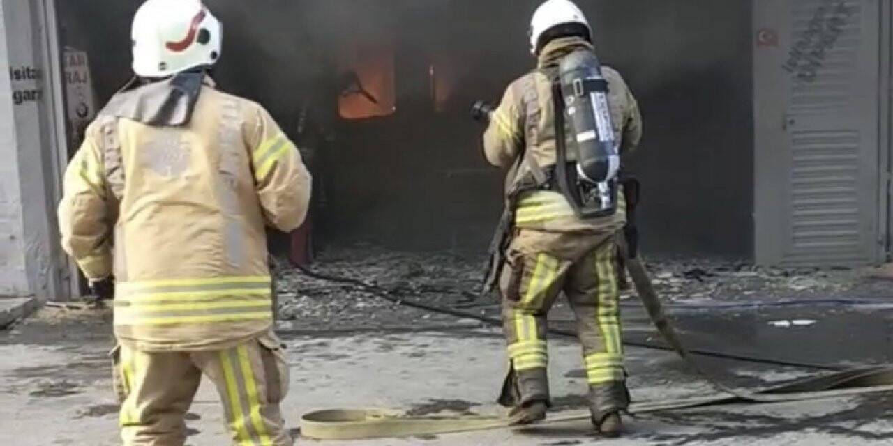 Zeytinburnu’nda bir iş yeri alevlere teslim oldu