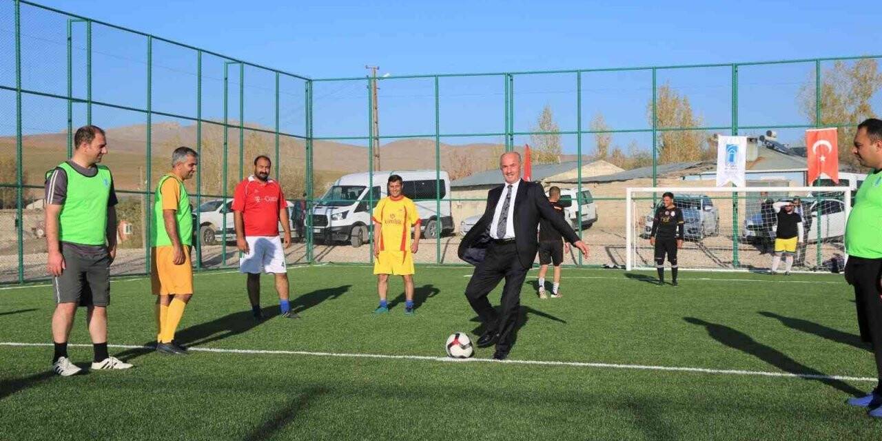 Tuşba Belediyesi semt sahalarının açılışını yapıyor