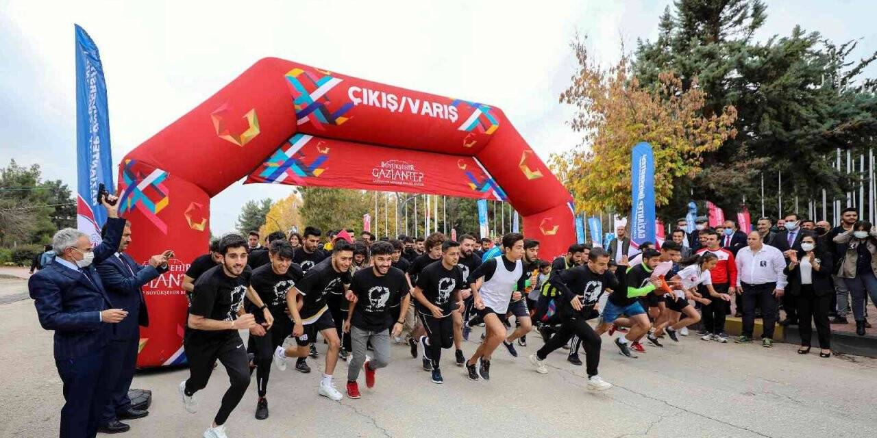 GAÜN’DE öğrenciler Atatürk anısına koştu