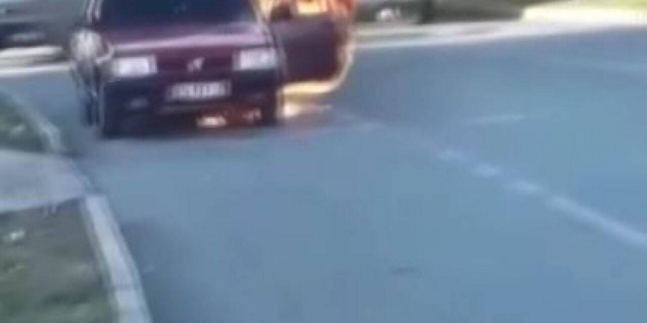 Antalya’da hareket halinde dumanların çıktığı otomobil alevlere teslim oldu