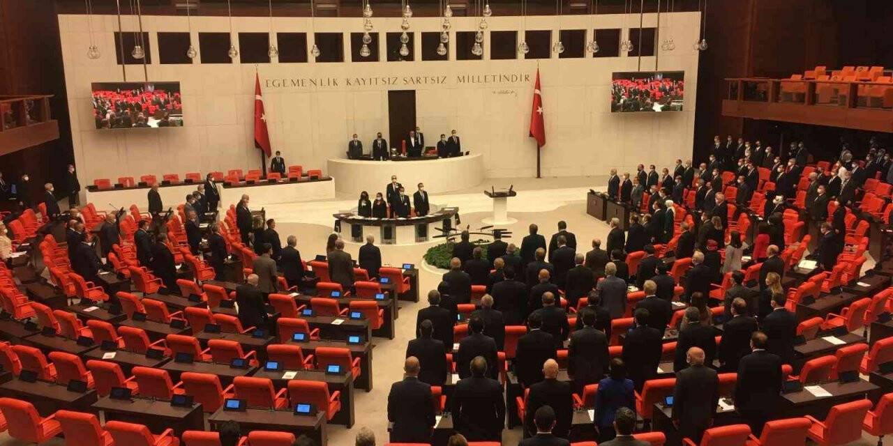 TBMM Genel Kurulunda Atatürk için saygı duruşu