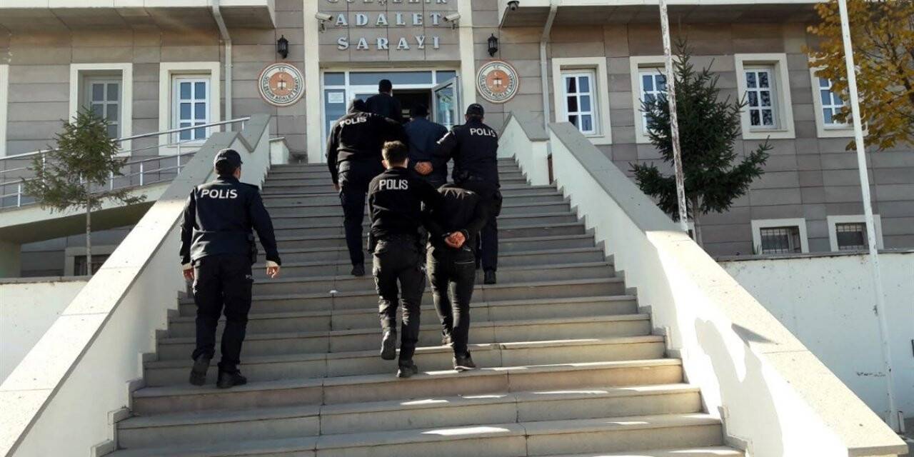 Kendisini polis olarak tanıtan iki şahıs Şanlıurfa’da yakalandı