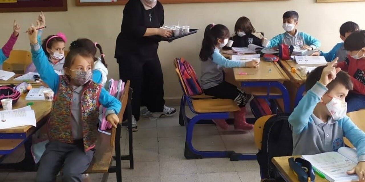 İlkokul öğrencileri atasını en sevdiği tatlı ile andı