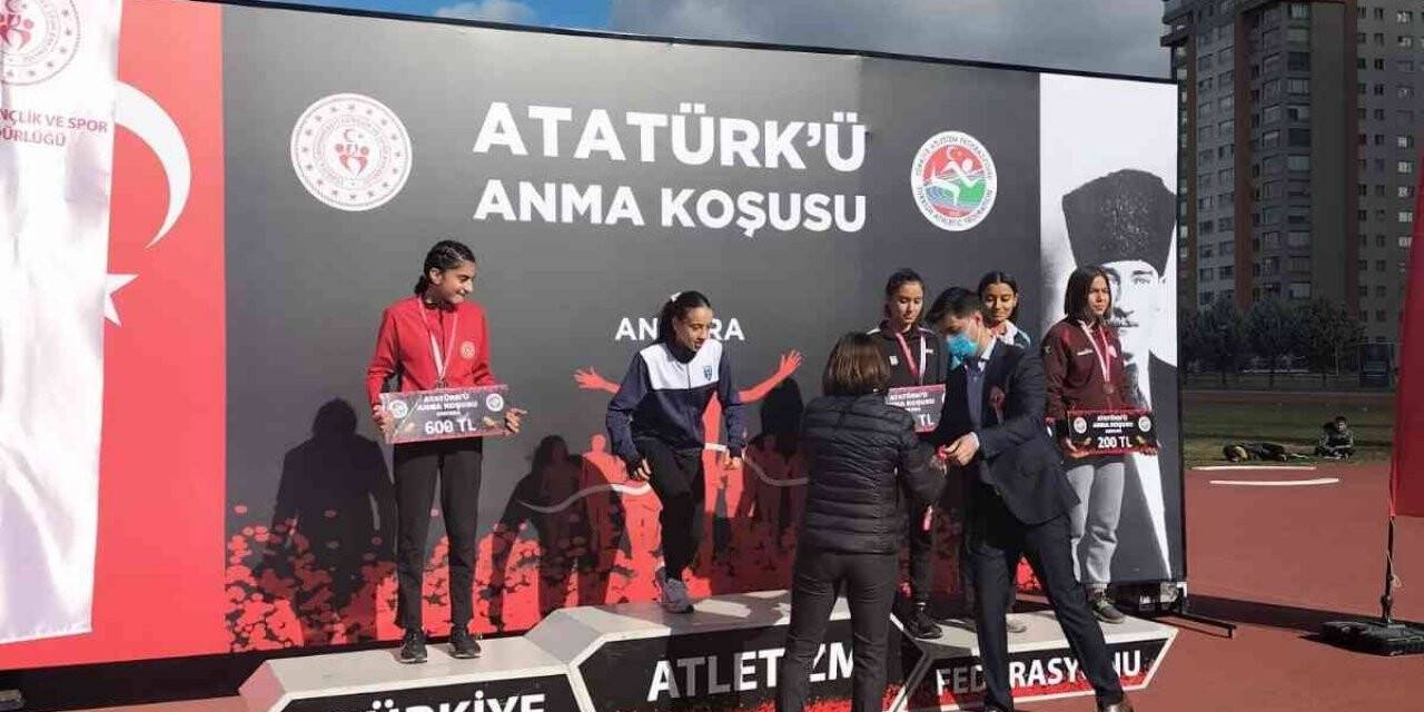 Karslı atletler madalyaları topladı