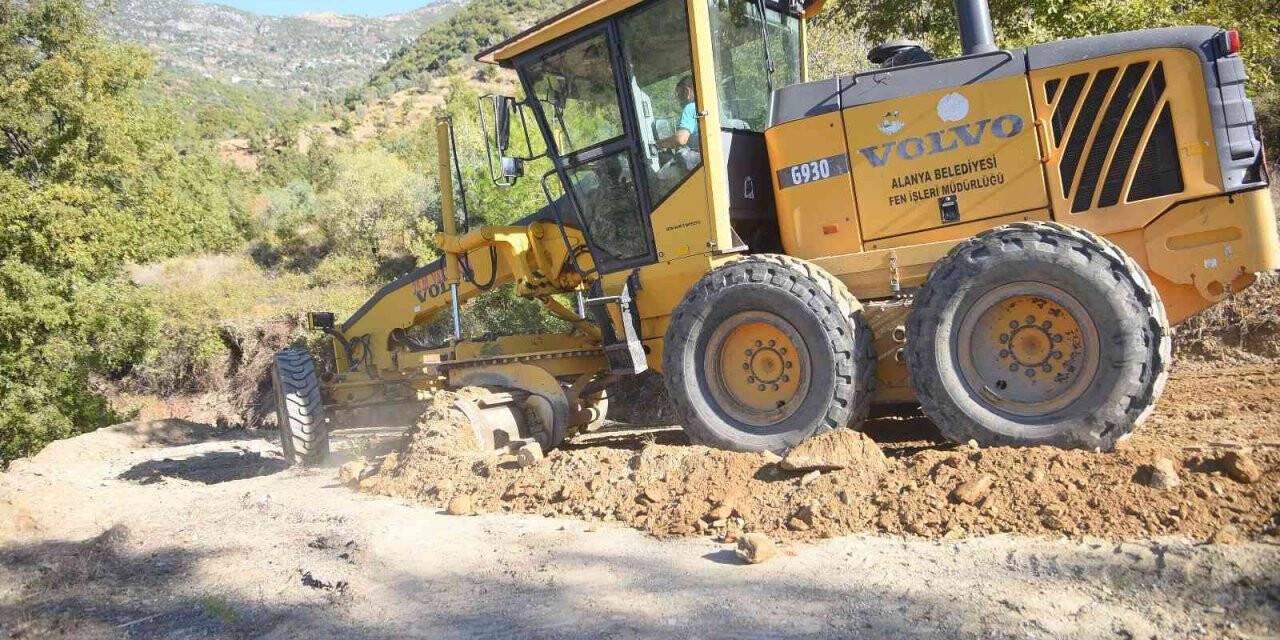 Alanya’nın batı mahallelerinde hummalı yol ve kaldırım çalışması