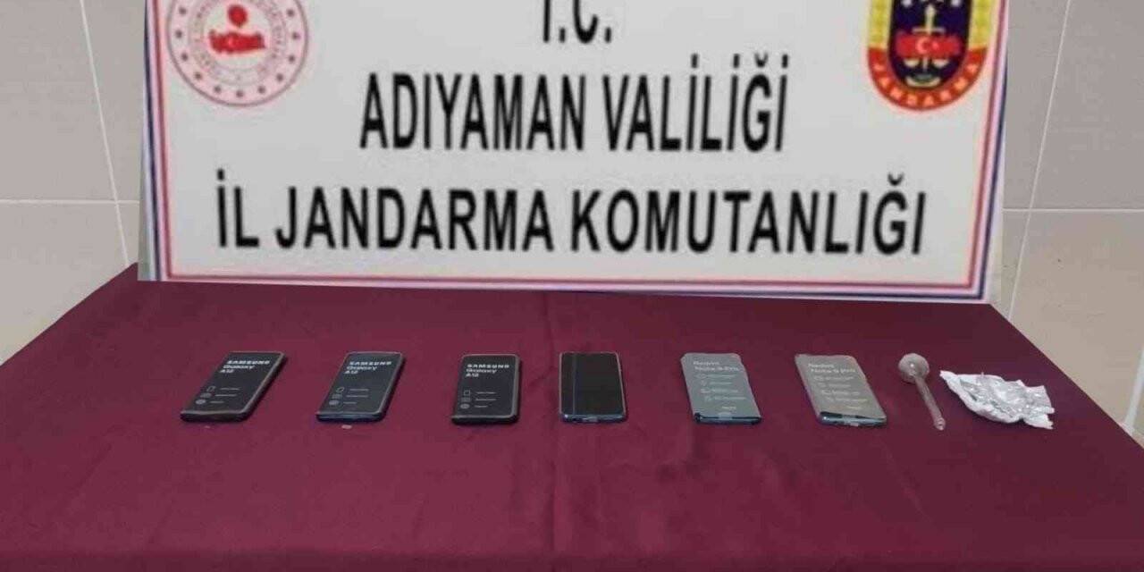 Şüpheli araçta kaçak cep telefonları ele geçirildi
