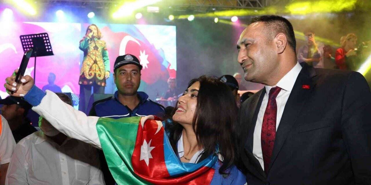Karabağ Zaferinin coşkusu Azerin konseriyle yaşandı