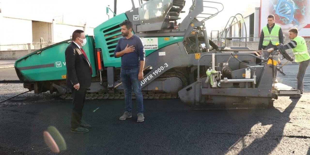 Başkan Beyoğlu, ilk kez asfaltla tanışan caddede çalışmaları denetledi