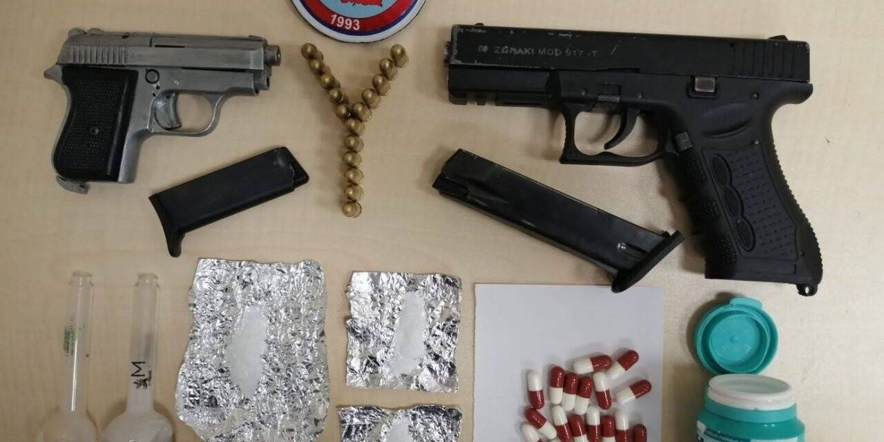 Şüphe üzerine durdurulan şahısların üzerinden uyuşturucu çıktı