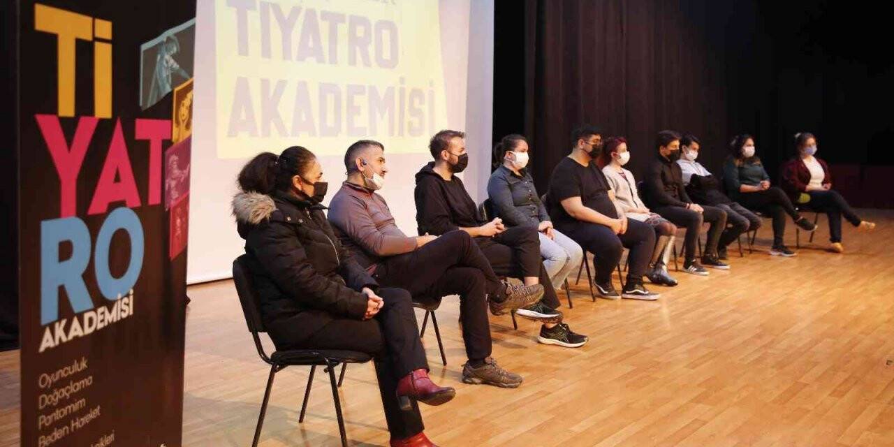 Başakşehir’de yetişkinler sahneye ilk adımlarını atıyor