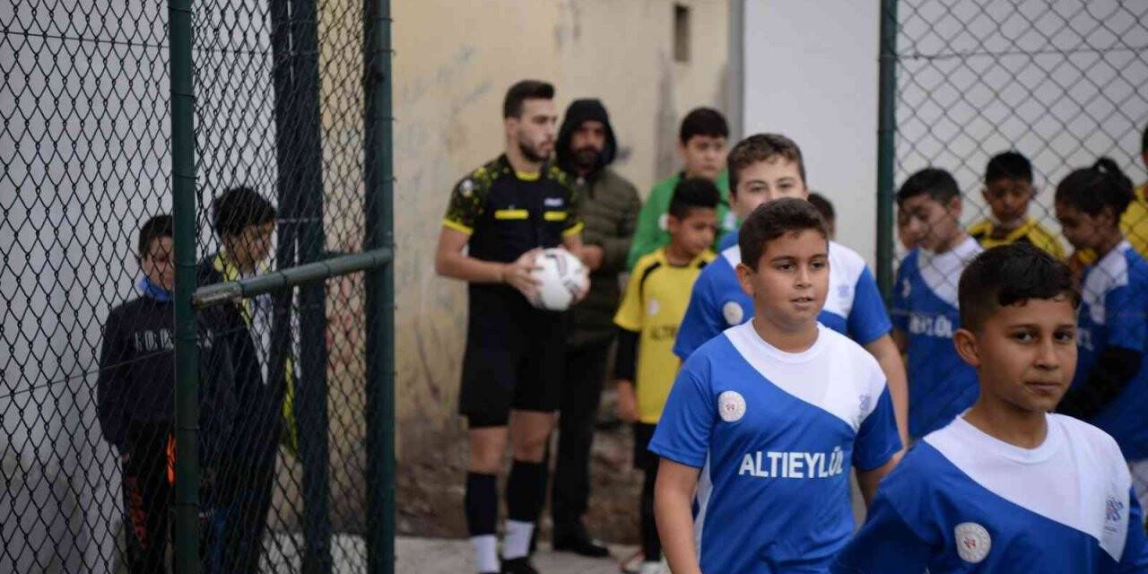 Altıeylül çocuk futbol turnuvası başladı