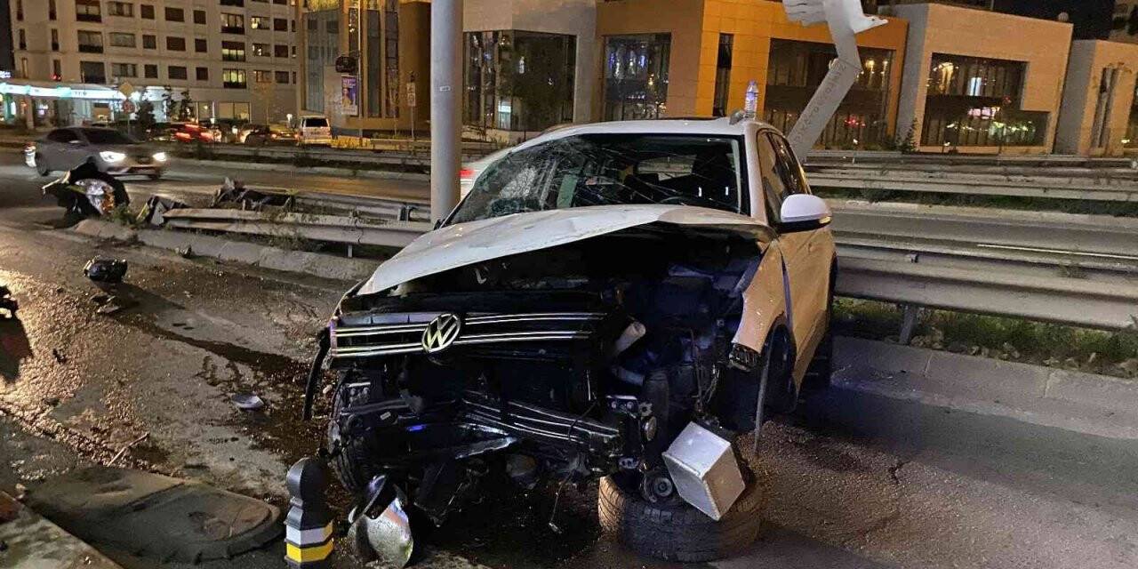 Kadıköy’de kontrolden çıkan cip bariyerlere çarptı: 1 yaralı